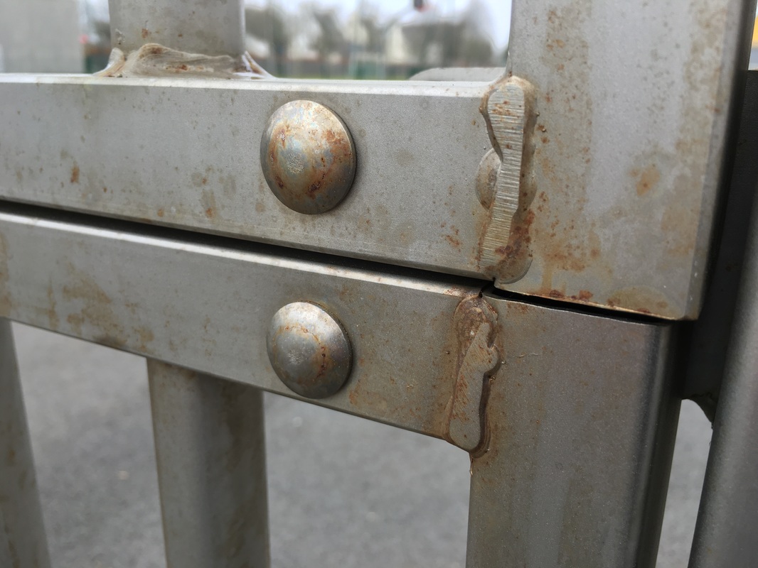 Corrosion sur un city-parc en inox polyéthylèn